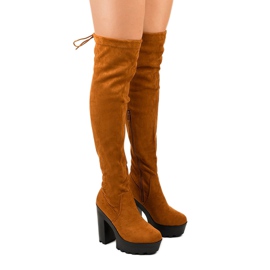 Botas de ante camel en el poste caqui Carrum marrón
