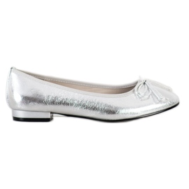Goodin Bailarina elegante con un lazo plata
