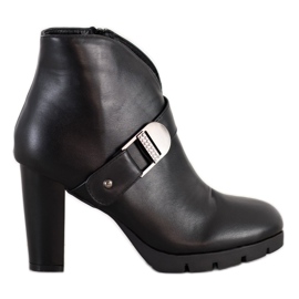 Sabatina Botas de moda en el poste. negro