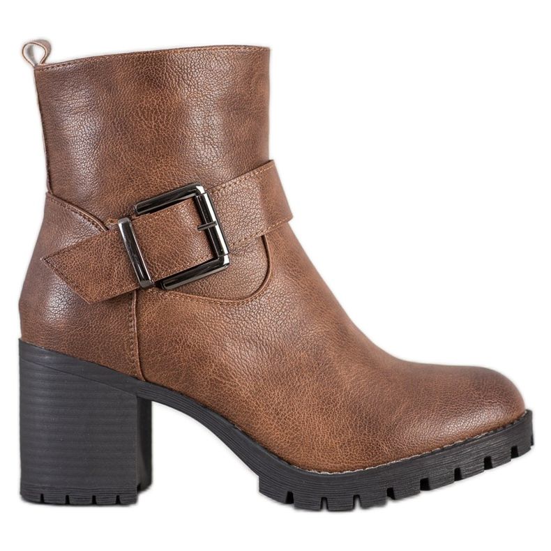 SDS Trabajadores con estilo en un bar marrón SDS Trabajadores con estilo en un bar marrón