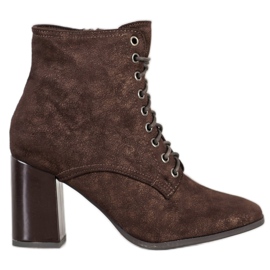 Kylie Botas atadas en un bar marrón