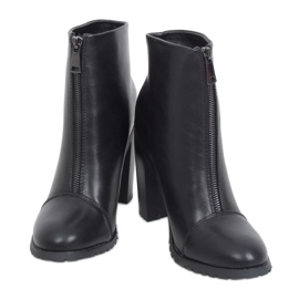 Botas negras en el poste 801 Black negro