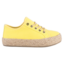 Kylie Zapatillas en una plataforma de paja amarillo