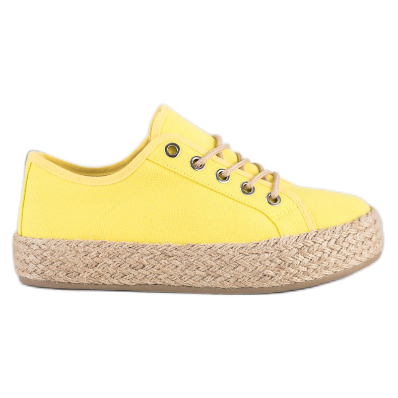 Kylie Zapatillas en una plataforma de paja amarillo