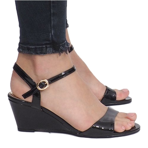 Sandalias lacadas en negro sobre un delicado tacón de cuña Queen