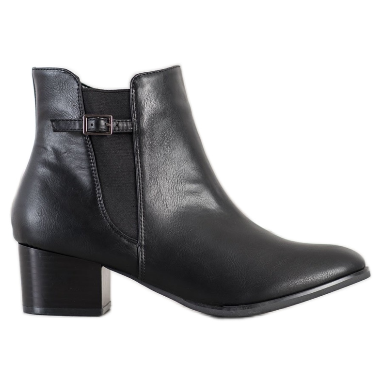 Kylie Botas en un poste bajo negro