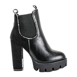Botines negros en el poste M380 Botines negros en el poste M380