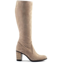 Olivier Botas cálidas de mujer en un poste beige. Olivier Botas cálidas de mujer en un poste beige.