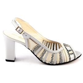 Sandalias grises en el poste H-51