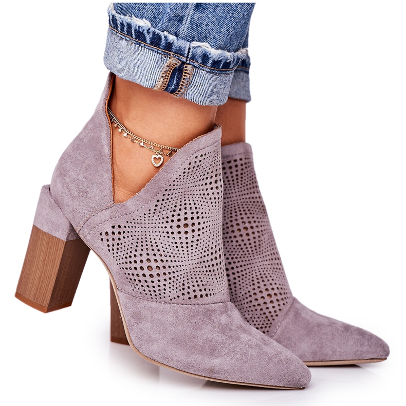 Botas caladas en un poste gris de Michelle beige marrón