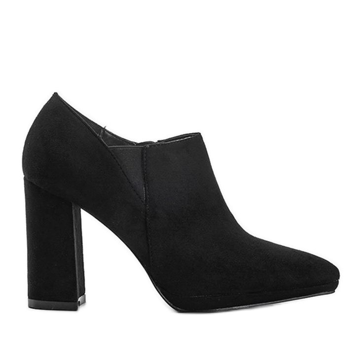 Botines de ante negro en el poste de Carl Botines de ante negro en el poste de Carl