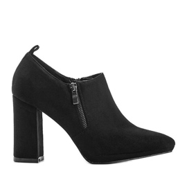 Botines de ante negro en el poste de Carl