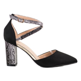 S. BARSKI Bombas con estilo en un pilar negro S. BARSKI Bombas con estilo en un pilar negro