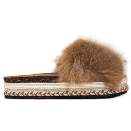 Seastar Zapatillas de moda en una plataforma decorativa marrón