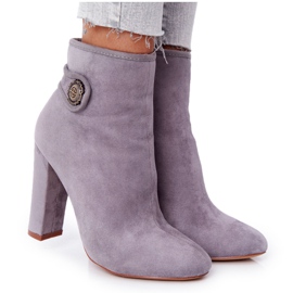 Botas clásicas en un poste gris de Lu Boo