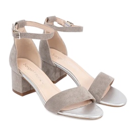 Sandalias en el poste de Sergio Leone gris