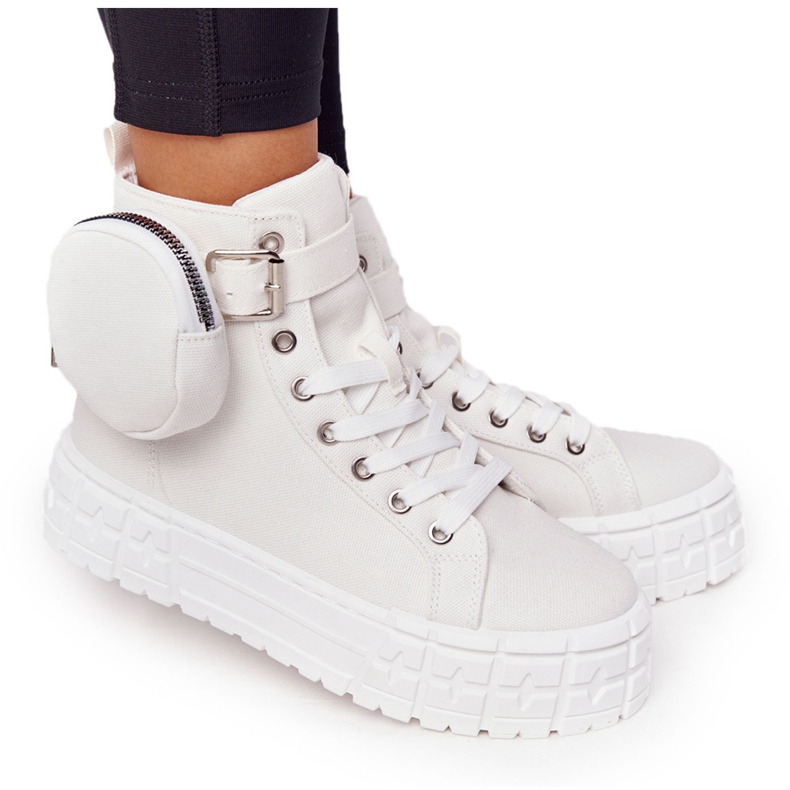 Zapatillas de mujer en una plataforma con palomitas de maíz blancas de riñón blanco Zapatillas de mujer en una plataforma con palomitas de maíz blancas de riñón blanco