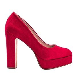 Tacones rojos en la plataforma de Aisha