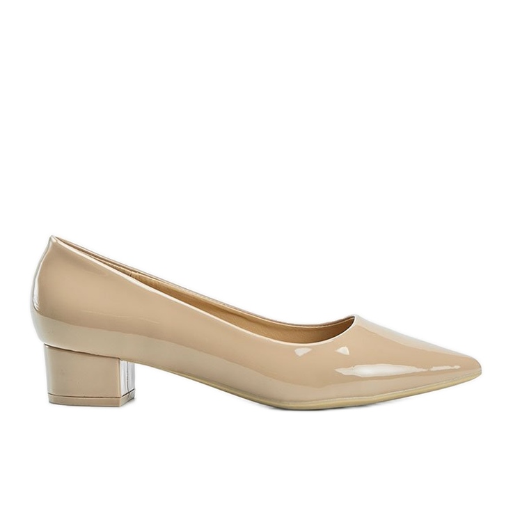 Zapatos de salón beige lacados en un bloque de Anabel