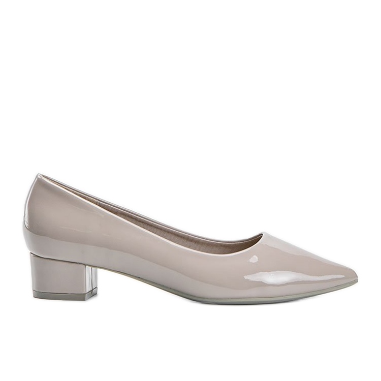 Zapatos de salón grises lacados sobre un bloque de Anabel