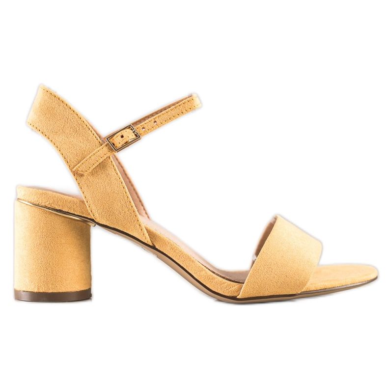 Evento Sandalias con estilo en un bar amarillo