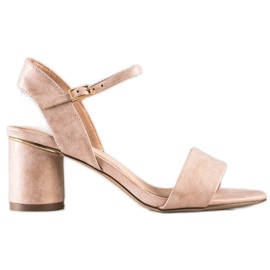 Evento Sandalias con estilo en un bar rosa