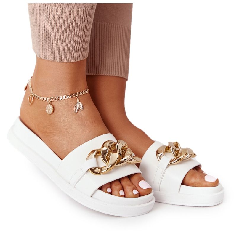 Zapatillas en la plataforma con una cadena de vacaciones blancas blanco dorado Zapatillas en la plataforma con una cadena de vacaciones blancas blanco dorado