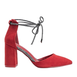 Zapatos rojos atados en el poste de Eliza Zapatos rojos atados en el poste de Eliza