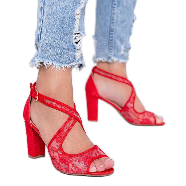 Sandalias de encaje rojo en el poste de Beth
