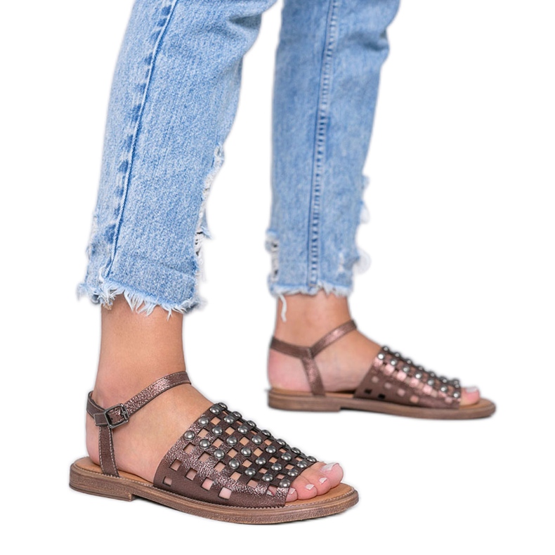 Sandalias marrones metalizadas con tachuelas Luxy marrón