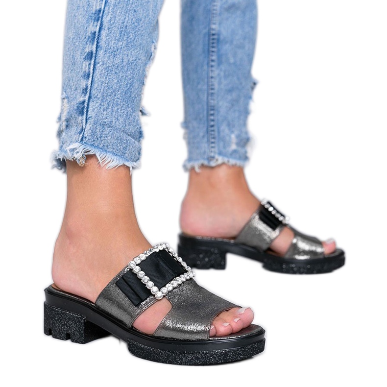 Chanclas grises brillantes con hebilla Lizzy Chanclas grises brillantes con hebilla Lizzy