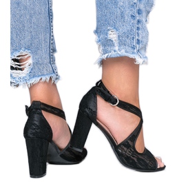 Sandalias de encaje negro en el poste de Beth