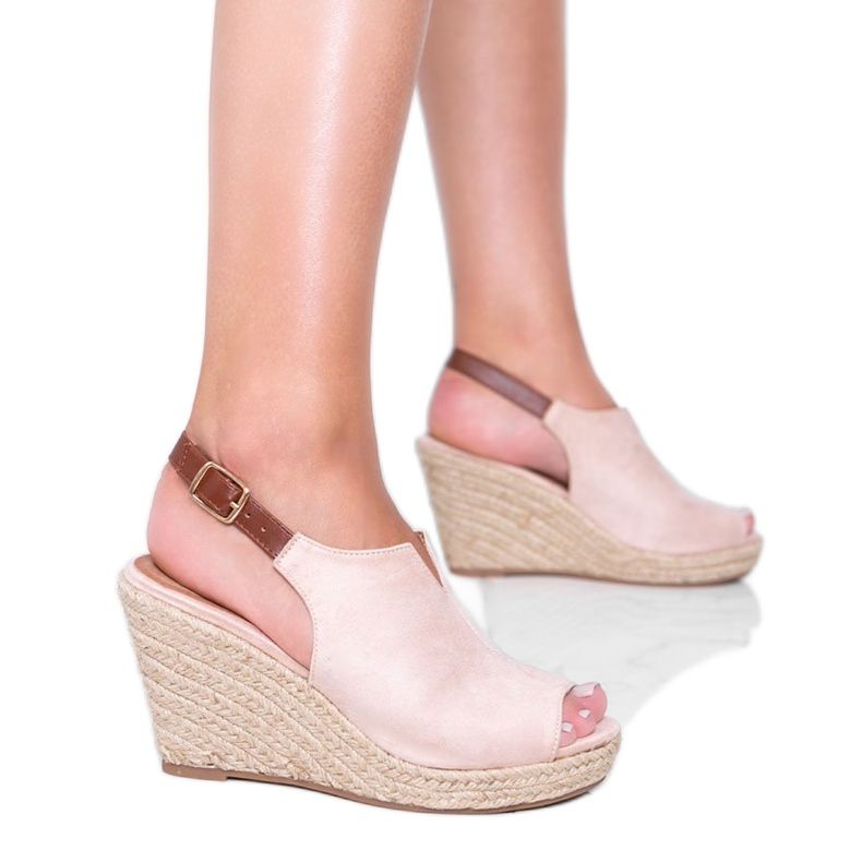 Sandalias con cuña en beige de Lindy