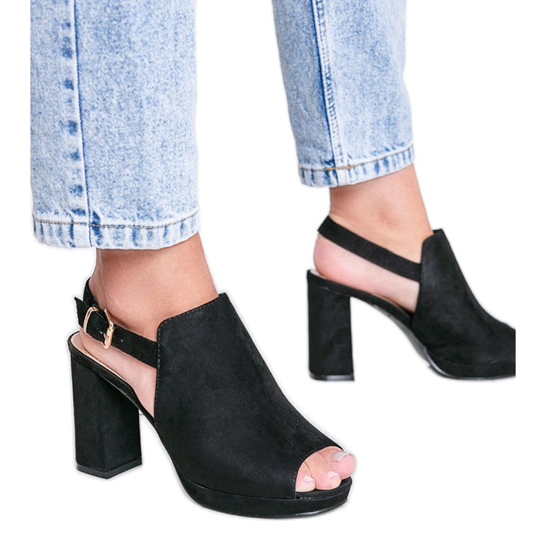 Sandalias negras en un puesto de proxeneta negro Sandalias negras en un puesto de proxeneta negro