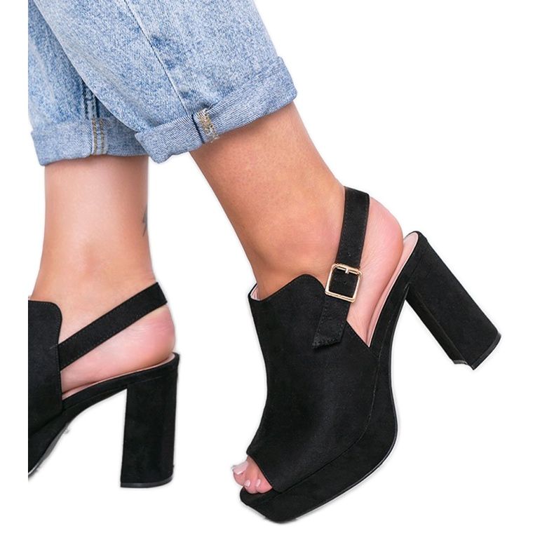 Sandalias negras en el puesto de Lordly negro