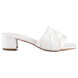 Small Swan Zapatillas acolchadas en un poste blanco