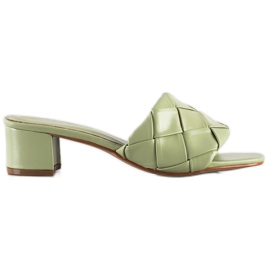Small Swan Zapatillas acolchadas en un poste verde Small Swan Zapatillas acolchadas en un poste verde
