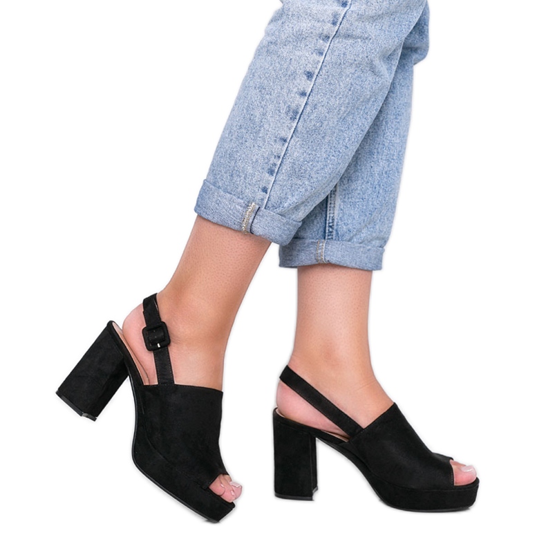 Sandalias negras en el poste de Chikie negro