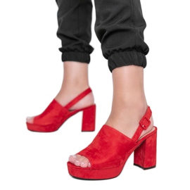 Sandalias rojas de Chikie en el poste rojo