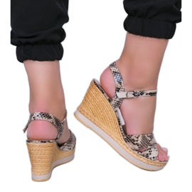 Sandalias de cuña beige con estampado de piel de serpiente Peekaboo