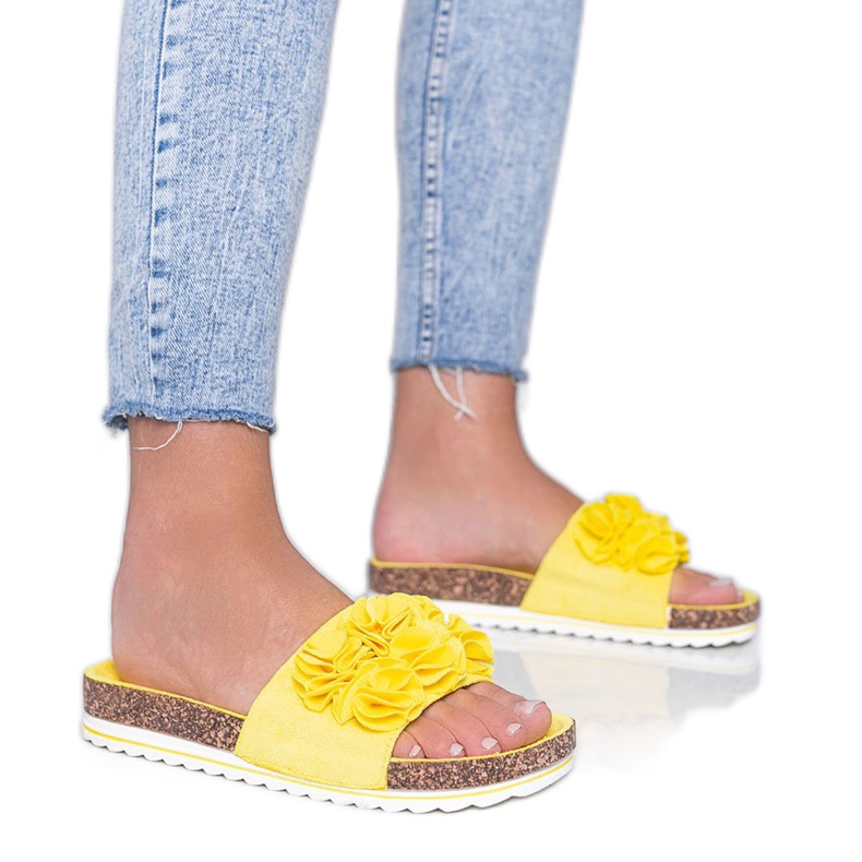 Zapatillas amarillas con flores de Puerto Rico amarillo