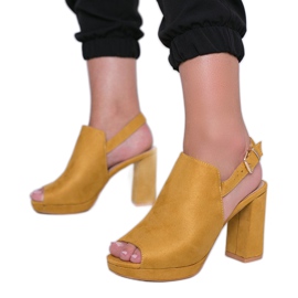Sandalias mostaza en el puesto de proxeneta amarillo