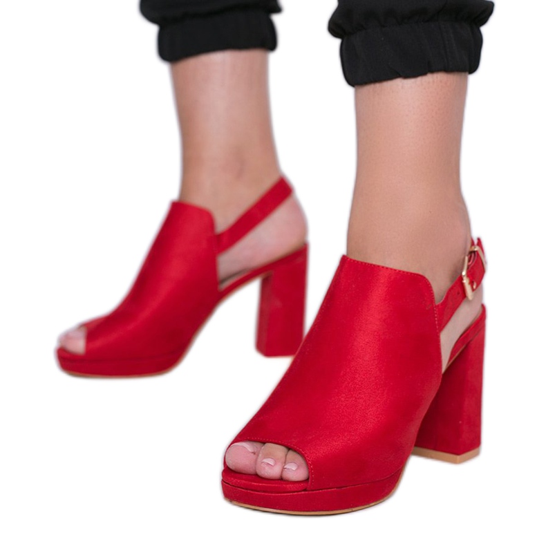 Sandalias rojas en un puesto de proxeneta rojo Sandalias rojas en un puesto de proxeneta rojo