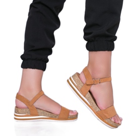 Sandalias camel con cuña baja Leah marrón
