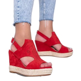 Sandalias rojas caladas en la cuña Kristi rojo