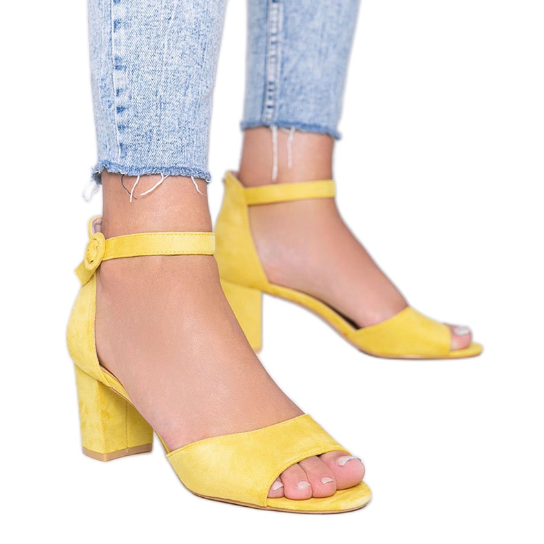 Sandalias amarillas en el poste Mare Mare amarillo