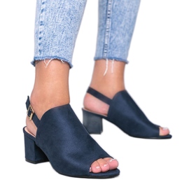 Sandalias azul marino en un poste con una parte superior de Blubbery