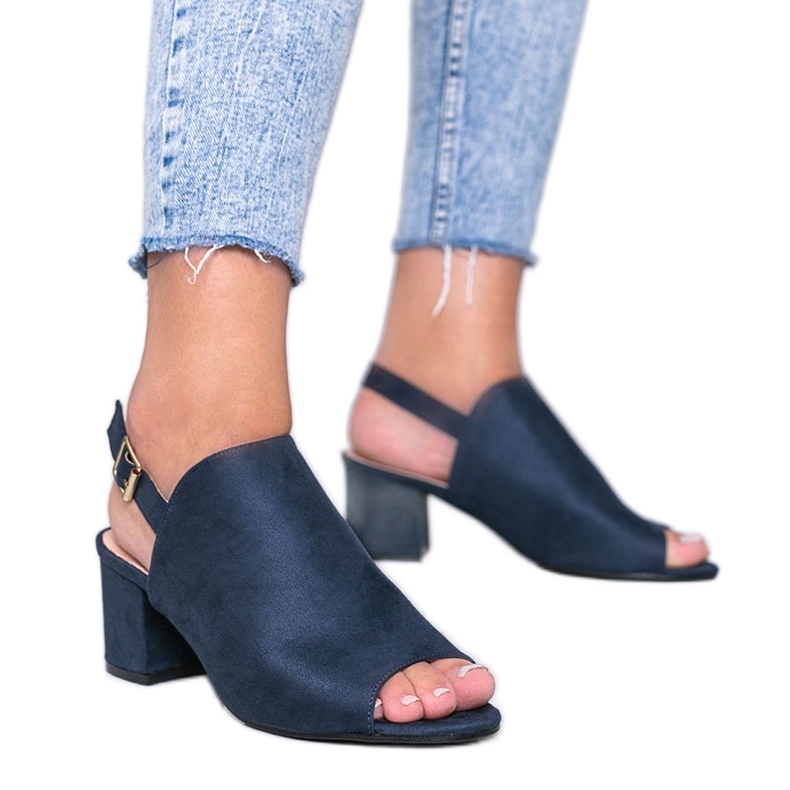 Sandalias azul marino en un poste con una parte superior de Blubbery