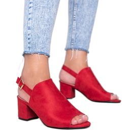 Sandalias rojas en un poste con un vástago Blubbery rojo