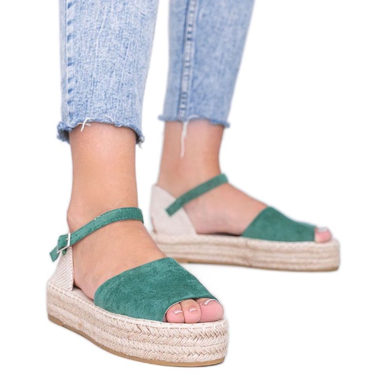 Sandalias verdes en la plataforma de Pearl River